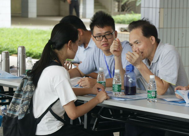 1466406170143424.jpg 高三生咨询专业事宜.jpg