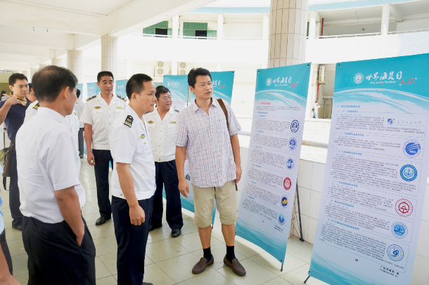 1467016248765363.jpg 我院领导与海事局领导浏览展牌.jpg
