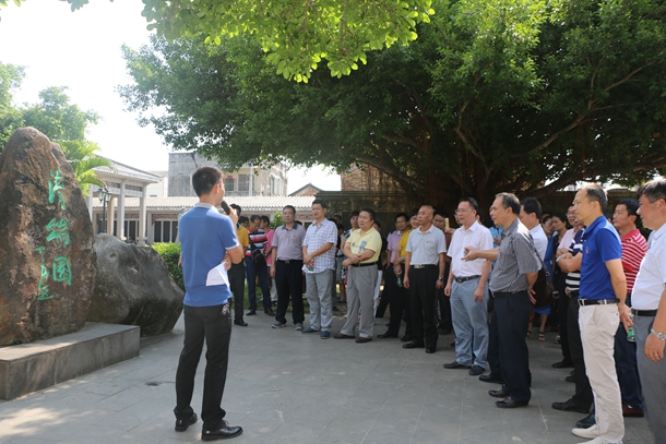 参观清端园广场.jpg