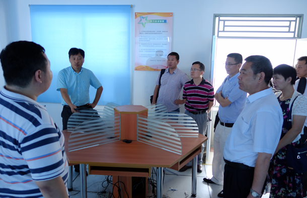 1474871349139289.jpg 参观华南师范大学金融学实验室.JPG