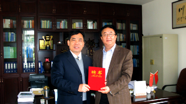 1480036989492713.jpg 颁发聘书.jpg