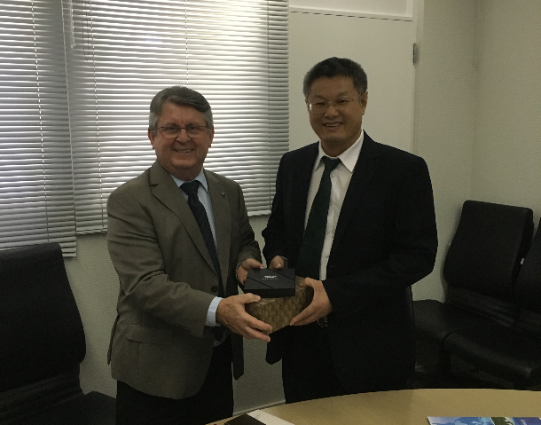 1475894870722245.jpg 与伊塔雅伊大学校长互赠纪念品1.jpg