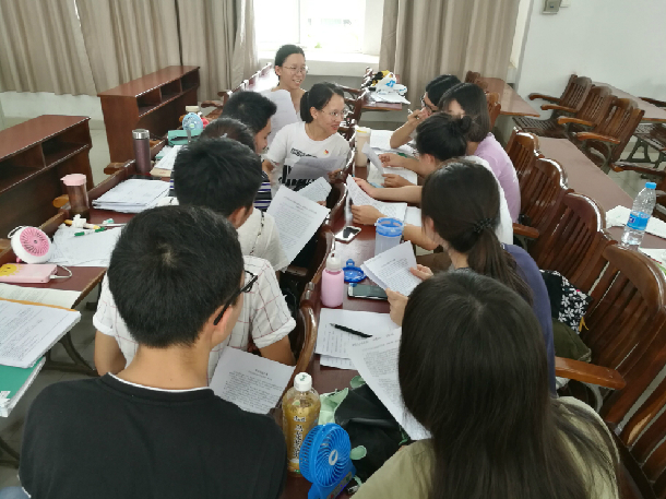 党校学员开展小组讨论.jpg