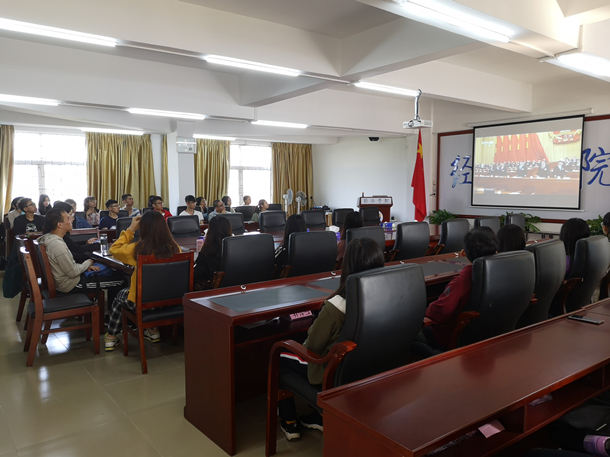 校团委组织学生干部收看十三届全国人大二次会议开幕式_副本.jpg
