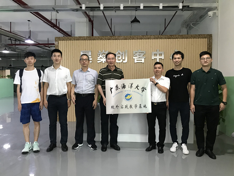 孙长军院长向深圳至诚文化传播有限公司总经理韦建宏（右三）授牌_副本.jpg