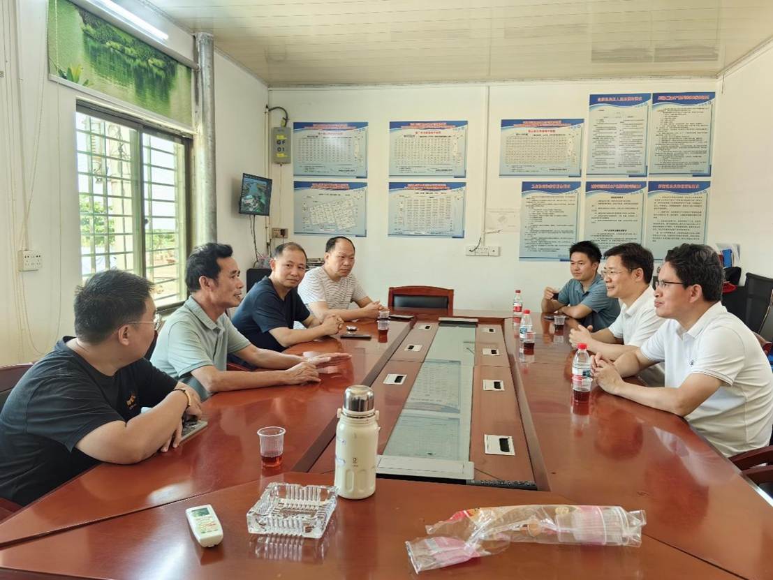 人们在桌子边 AI 生成的内容可能不正确。